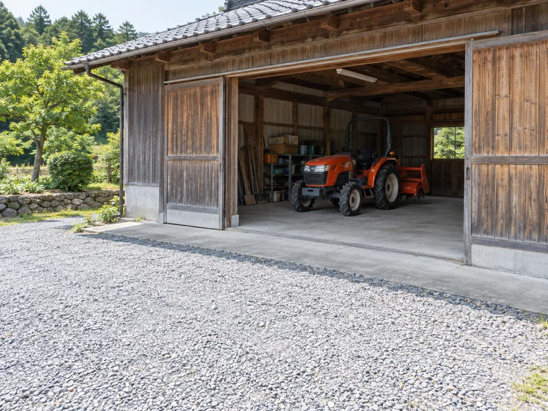 農機具がある納屋の出入口と車両が近づける通路