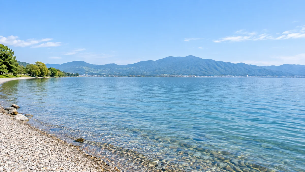 琵琶湖の穏やかな湖面と湖岸、遠くに連なる山並み