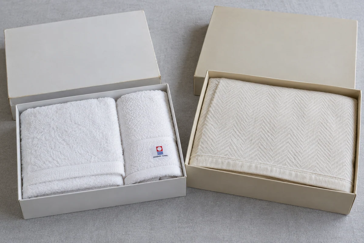 保管箱に収められたタオルと毛布