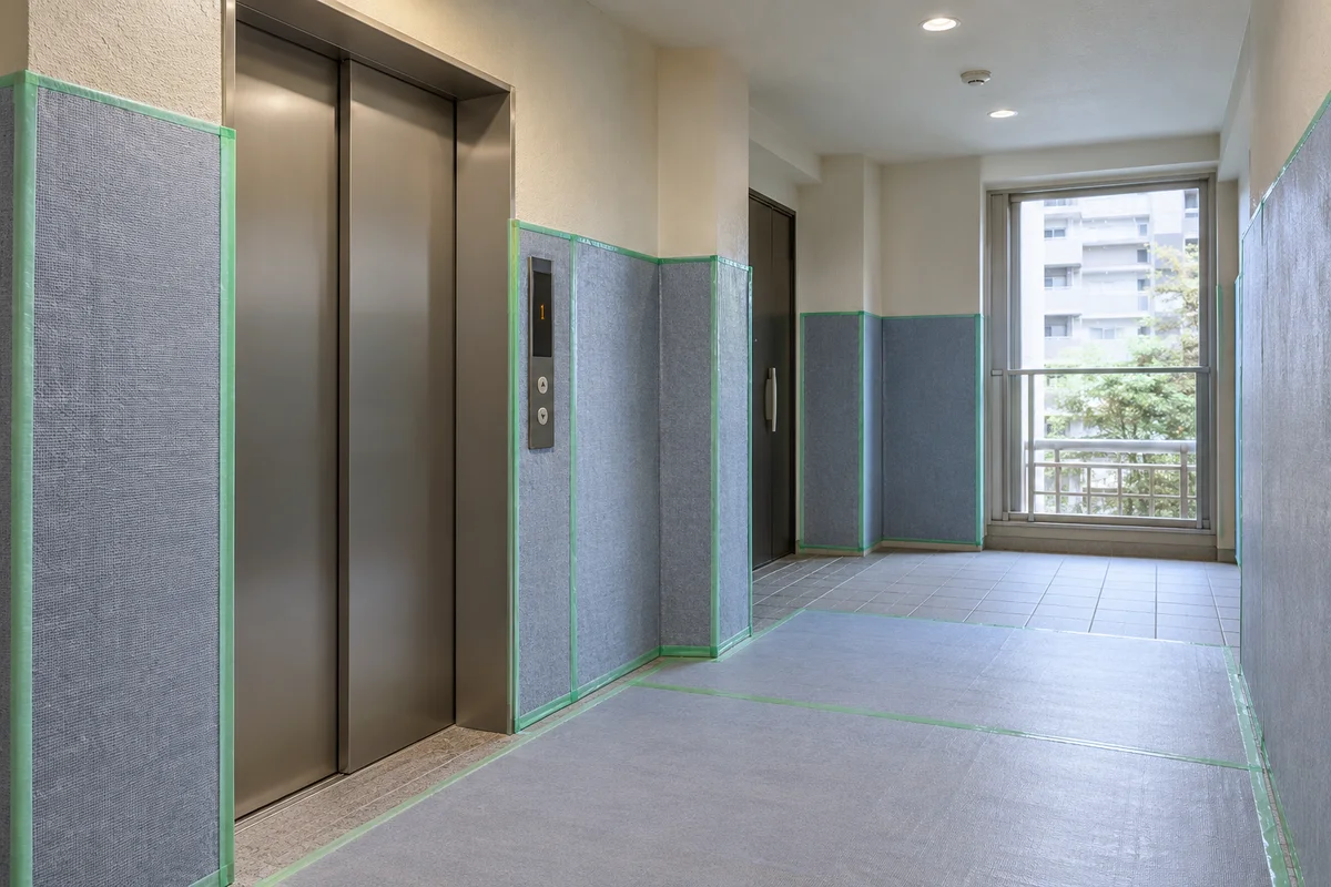 搬出経路を確認する集合住宅の共用部