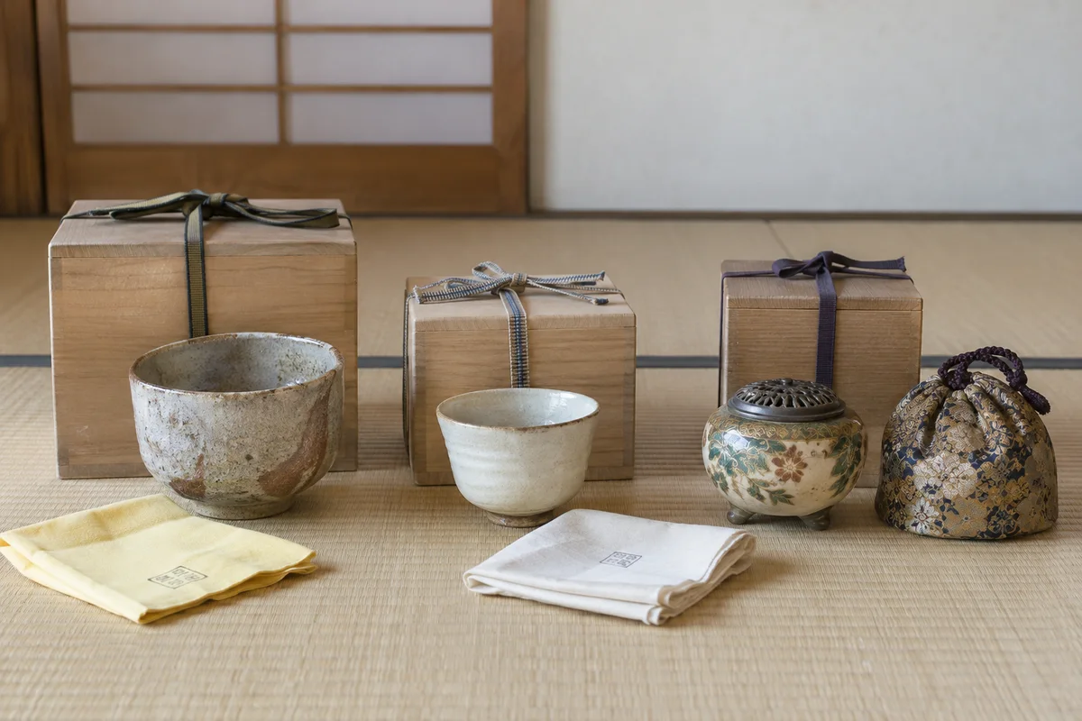 茶碗や香炉と保管用の木箱の確認